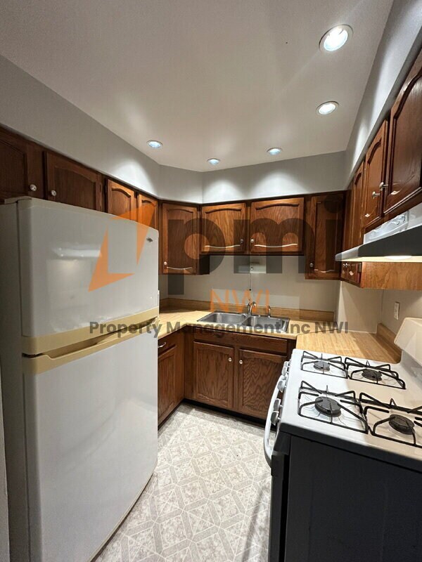 Building Photo - 703 Elm St