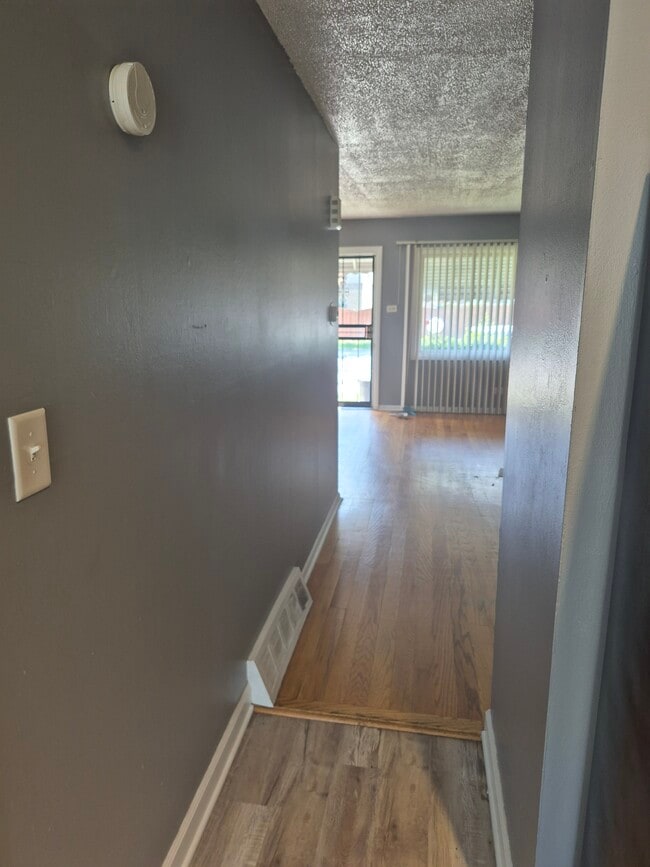 Building Photo - 1138 E 83rd St