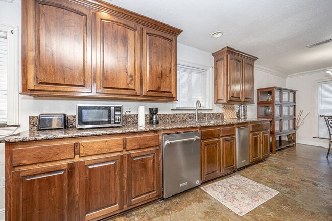 Building Photo - 3 Bedroom 2 Bath Back Bay Luxury Rental Home