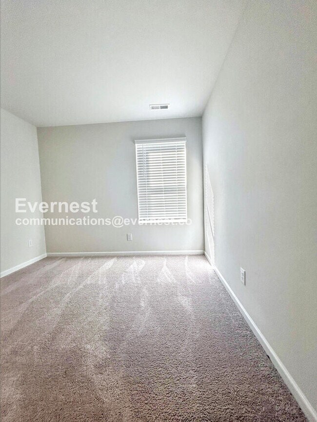 Building Photo - Limited Time Special Offer / 3 Bed, 3 Bath Home with Garage / Pet-Friendly / Vouchers Accepted / ...