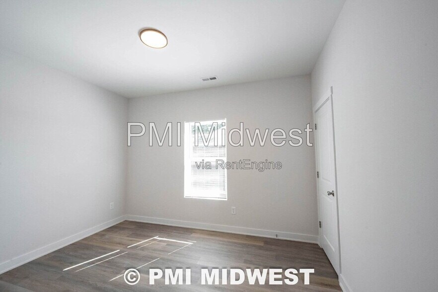 Building Photo - 1525 E Market St