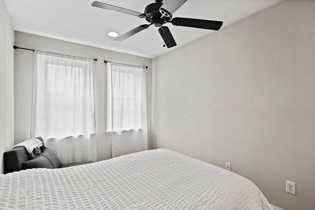 Building Photo - 614 S Port St