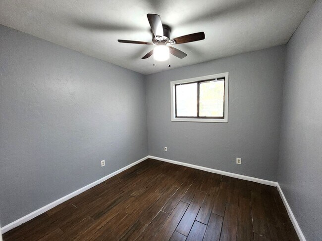 Building Photo - 3 bedroom for rent in NE Tallahassee, wood floors, Privacy Fenced yard, available early March 202...