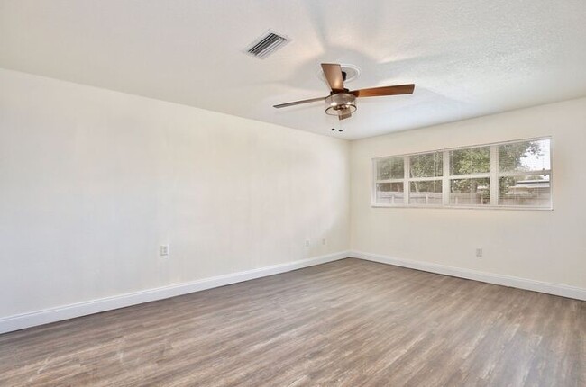 Building Photo - Charming 3/2 Spacious Home with a Large Co...