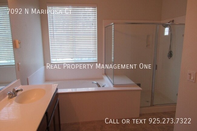 Building Photo - 7092 N Mariposa Ct