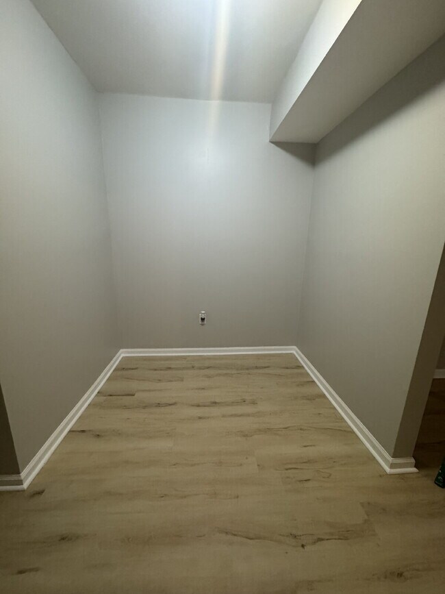 Building Photo - Newly remodeled townhome