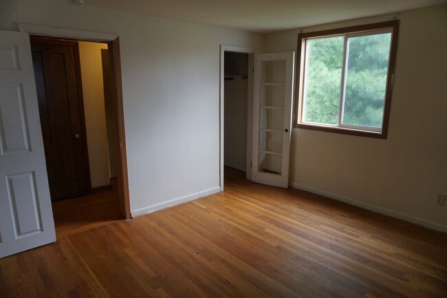 Building Photo - 4 bedroom 1 1/2 bath single family house with yard.