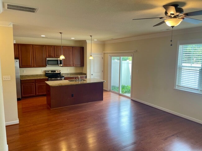 Building Photo - Stunning VB Townhome Style Condo