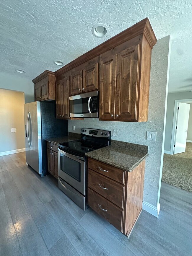 Building Photo - Beautiful Bountiful Home!