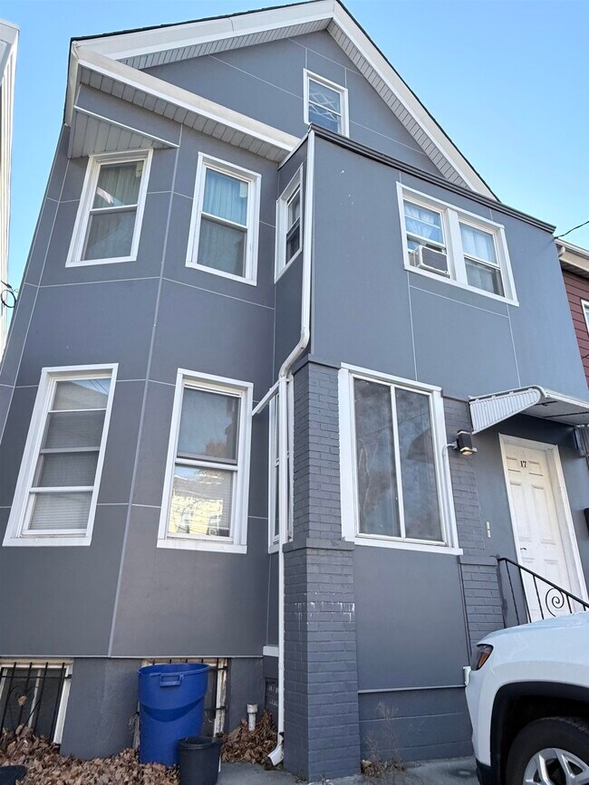 Building Photo - 17 Troy St