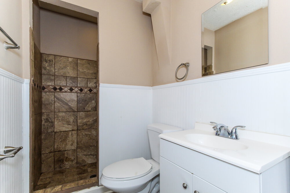 Building Photo - 913 5th Way
