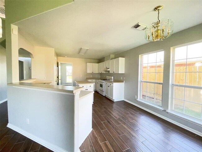 Building Photo - 6638 Chantalle Dr