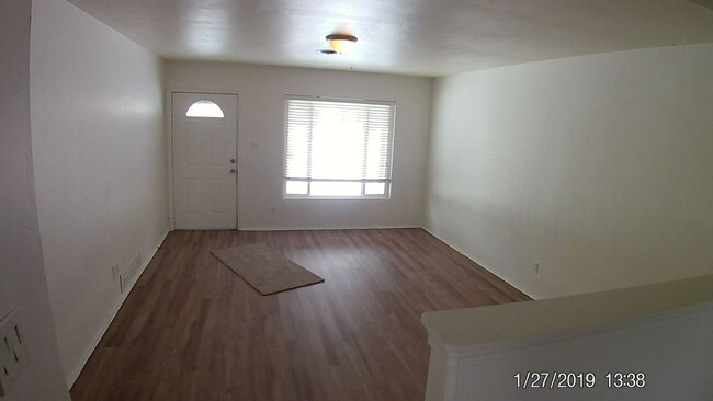 Building Photo - Spacious 3 bedroom 2 bath house with large...