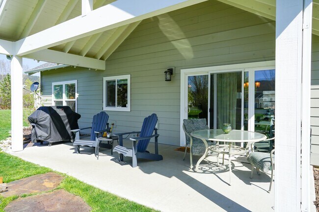 Building Photo - Beautiful Dover Bay Home