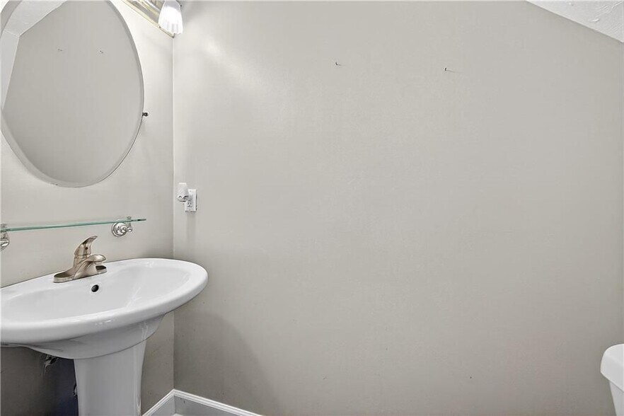 Building Photo - 679 Anderson Walk