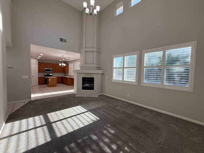 Building Photo - Great 4 Bedroom with Pool