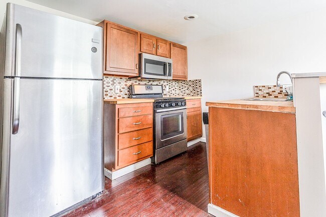 Building Photo - AVAILABLE JUNE 2026 - Beautiful, 3 Bed House with Huge Deck and Yard!