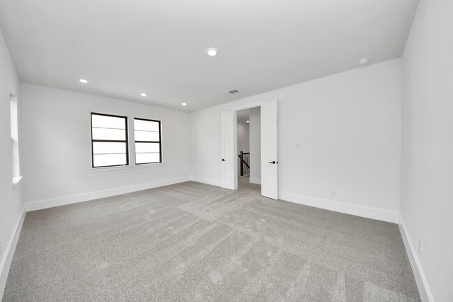 Building Photo - 12010 Royal Oaks Banner Wy