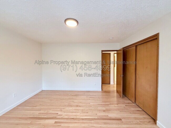 Building Photo - 7030 SW Canyon Crest Dr