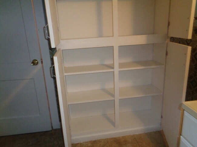 BATHROOM 5 - 886 Storer Ave
