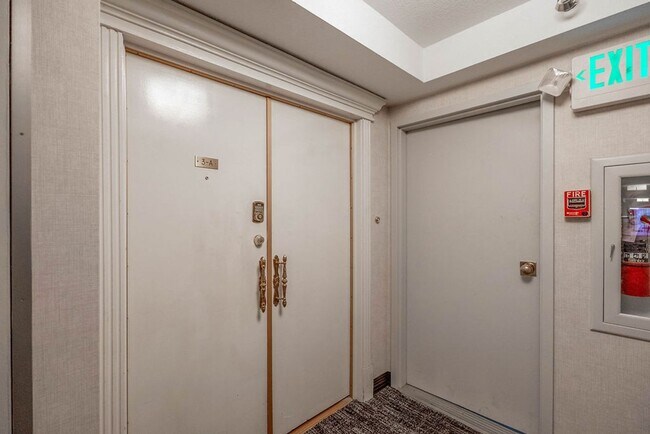 Building Photo - 3111 Bel Air Dr