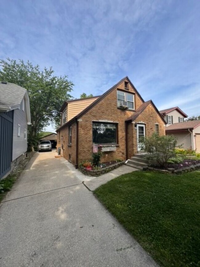 Building Photo - AVAILABLE SEPTEMBER 1: Updated 4-bedroom single family home on a quiet block- with 2 kitchens, 2 ...