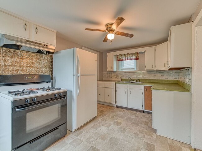 Building Photo - Charming 2-Bedroom Home with Vintage Touch...