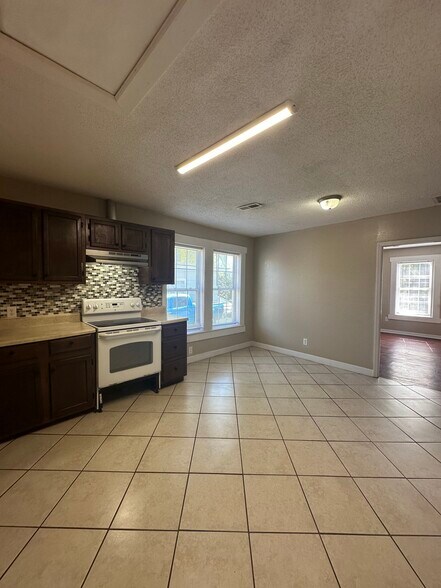 Building Photo - 407 Moir St