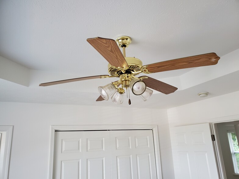 Fanlight - 190 Forest Ln