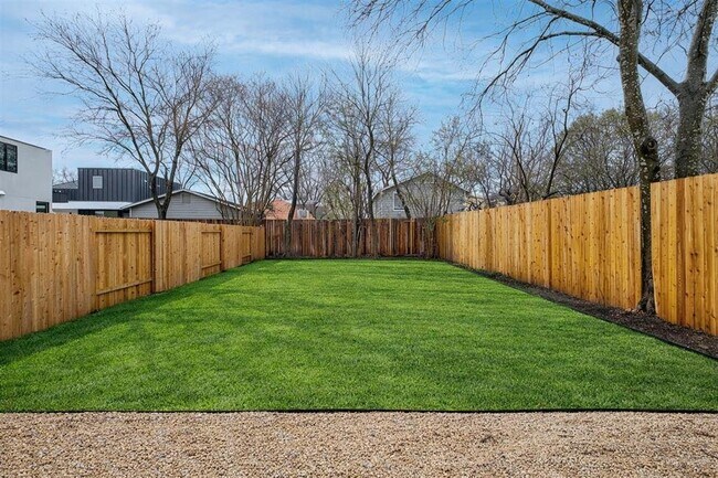 Building Photo - 1704 Kinney Ave