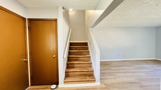 Building Photo - 431 S Village Ct