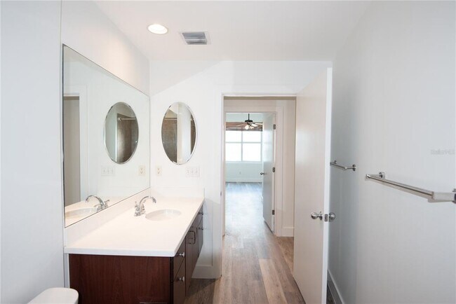 Building Photo - 1208 E Kennedy Blvd