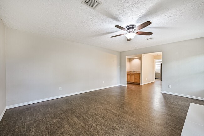 Building Photo - 222 Old Oaks St