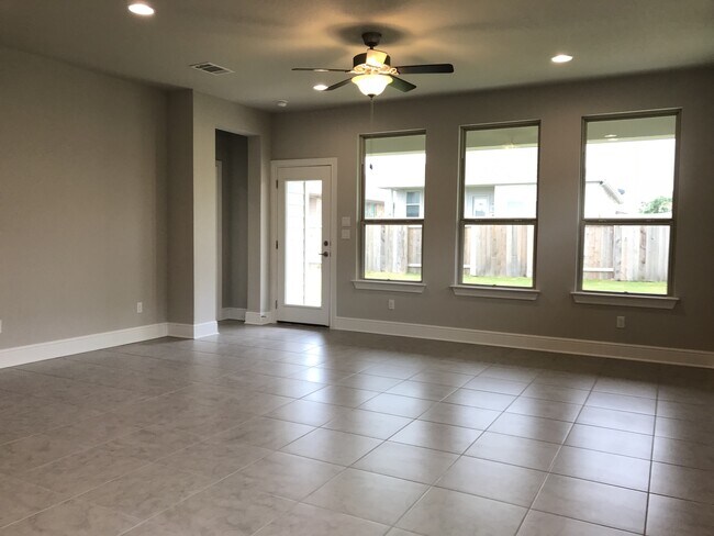 Building Photo - BEAUTIFUL HOME IN TERAVISTA