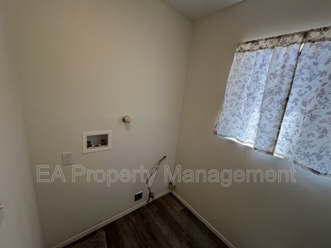 Building Photo - 7259 Pajarito Rd NE