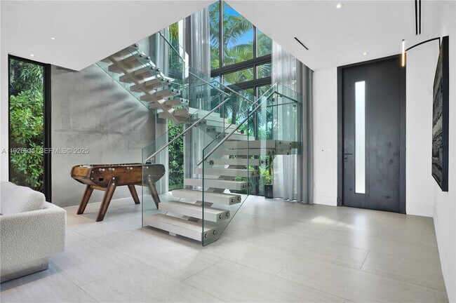 Building Photo - 5501 Pine Tree Dr