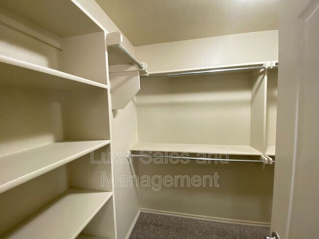 Building Photo - 640 E Linden Ln