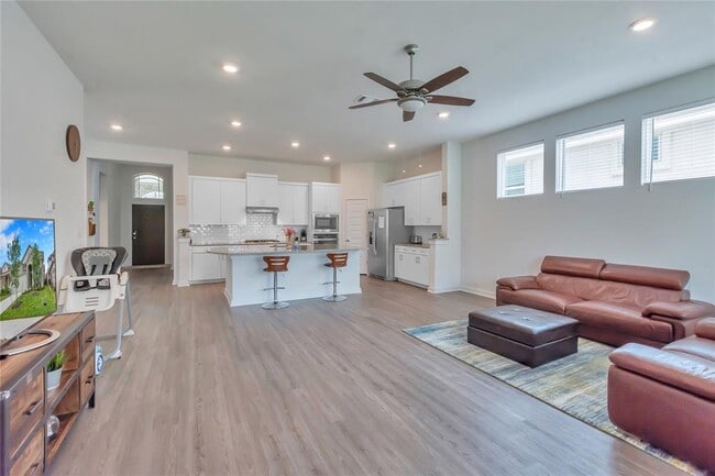 Building Photo - 563 Saturnia Dr