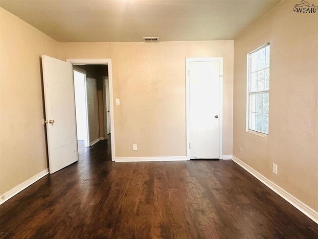 Building Photo - 2407 Carrigan Ave