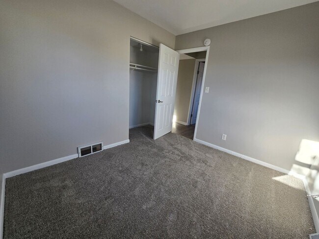 Building Photo - 1005 Samantha St