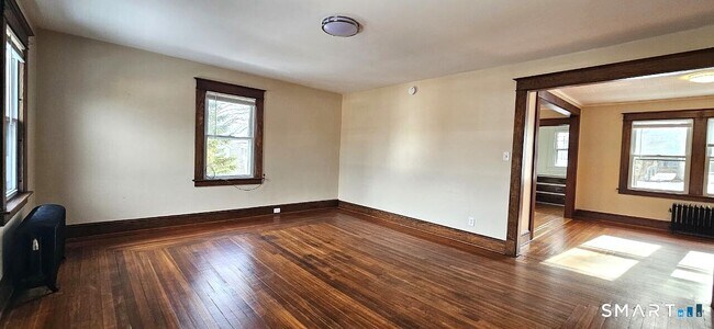 Building Photo - 49 Bingham St