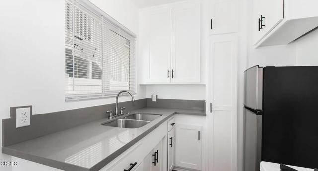 Building Photo - 230 N Hollywood Way