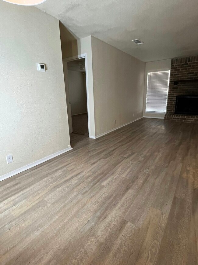 Building Photo - 909 Betsy Ross Dr