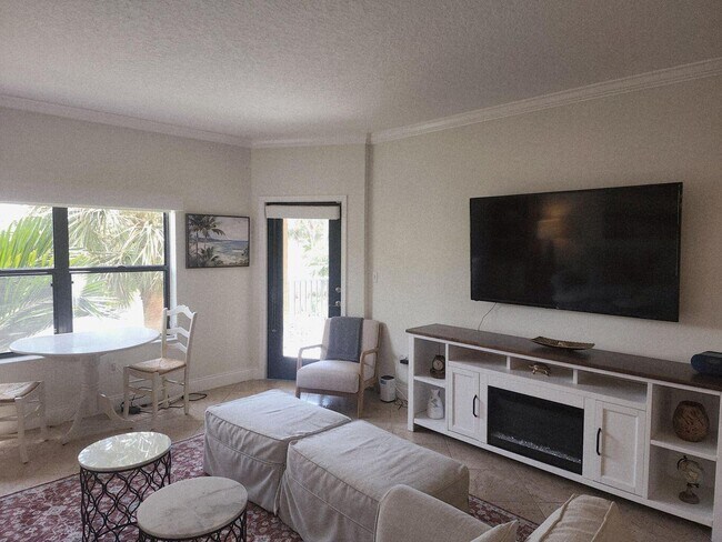 Building Photo - 300 Uno Lago Dr