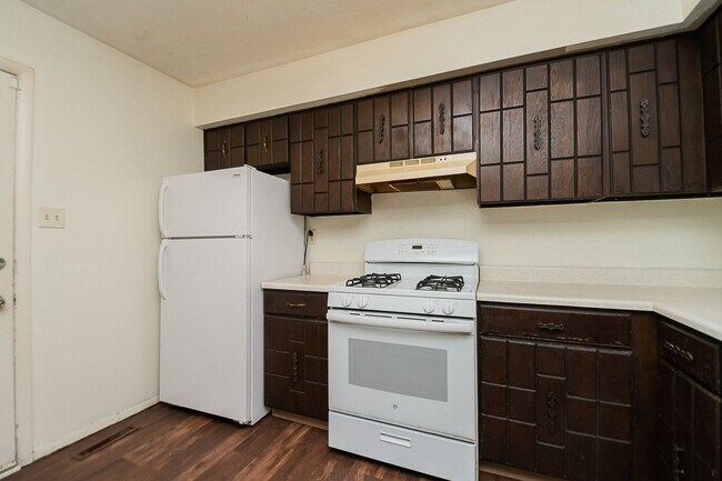 Building Photo - 702-708 E. 72nd