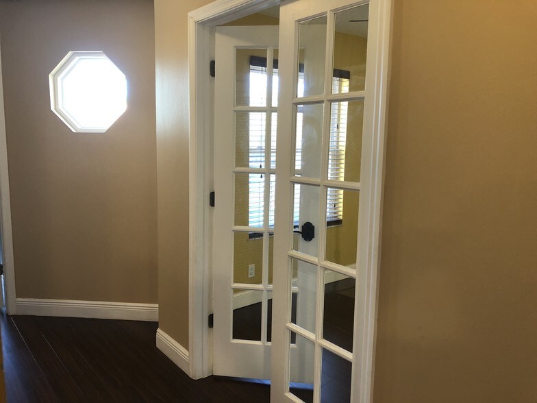 Building Photo - 755 Cove Way