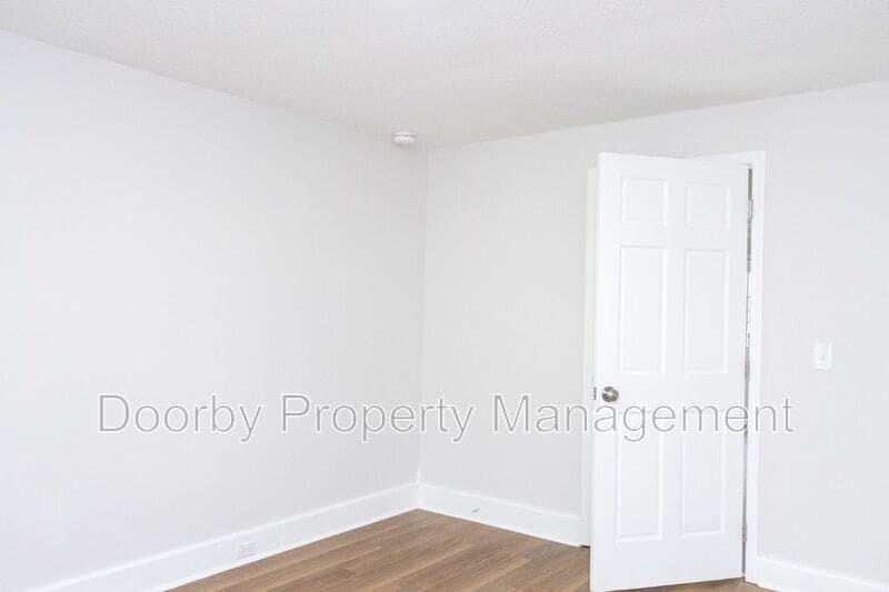 Building Photo - 902 W 38th St