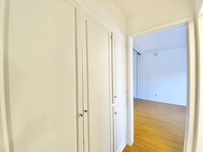Building Photo - 1541 N Formosa Ave