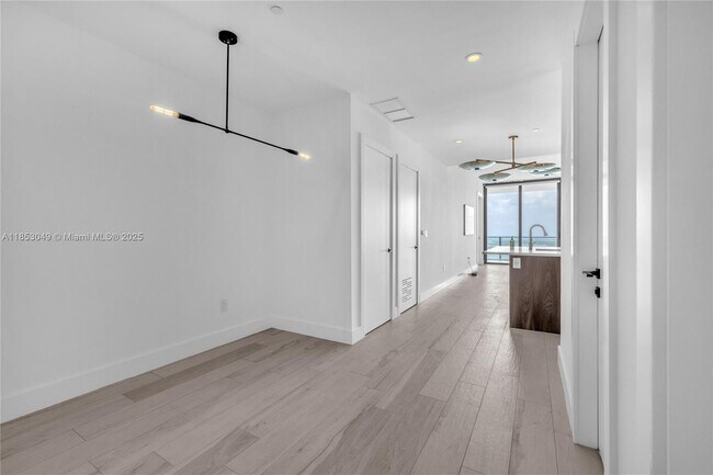 Building Photo - 480 NE 31st St