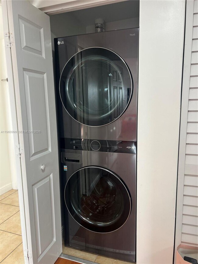 Building Photo - 888 Douglas Rd